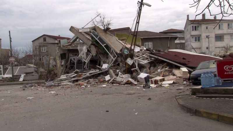 Metro çalışması sırasında iki bina çöktü